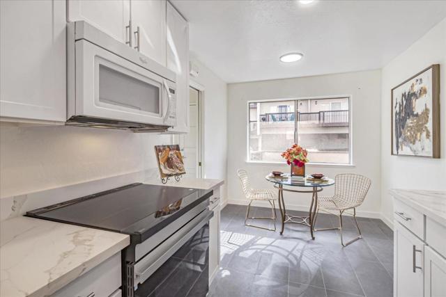 4074 Farm Hill Boulevard, Redwood City CA: https://media.crmls.org/mediaz/272b9d04-2f0f-470a-8896-62ee25b7fe32.jpg