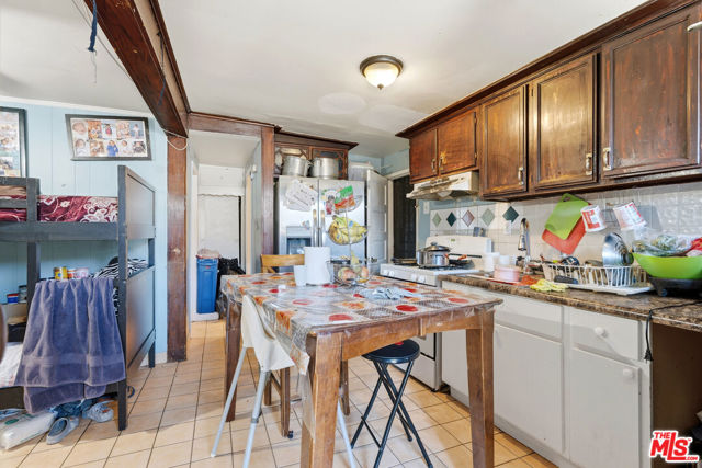 547 N St Louis Street, Los Angeles CA: https://media.crmls.org/mediaz/272cf769-d2c9-4d1d-86a4-a065a24b54d6.jpg