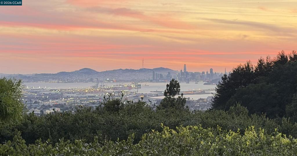 https://media.crmls.org/mediaz/272d9e57-ff07-4f1c-91b5-754d374da8e4.jpg?preset=X-Large