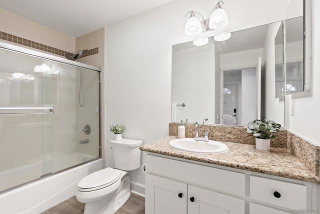 Image 19 of 40 For 8503 Villa La Jolla Dr E