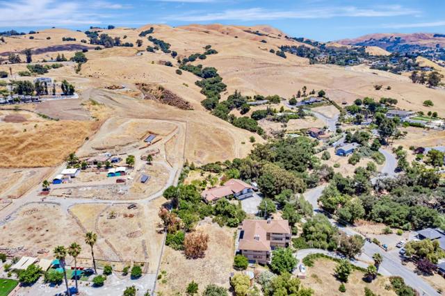 15231 Skyview Drive, San Jose CA: https://media.crmls.org/mediaz/272e348f-bfaa-45f0-a787-684c9525cdbe.jpg