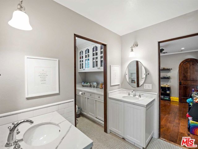 4057 Farmdale Avenue, Studio City CA: https://media.crmls.org/mediaz/272f93d9-8476-4c54-b7e6-1555ee1b1267.jpg