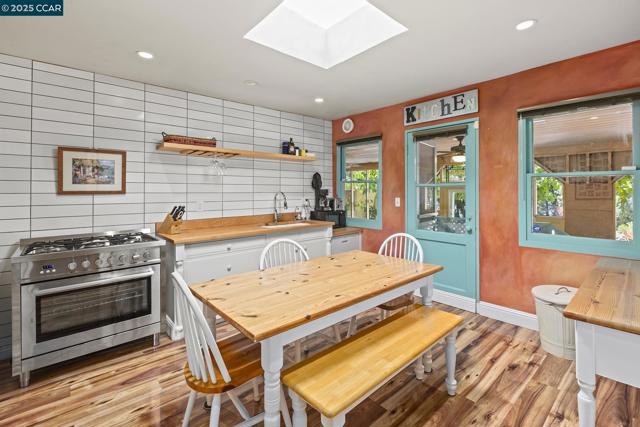 17190 Cedar Ave, Sonoma CA: https://media.crmls.org/mediaz/272fa466-b4fd-417b-a02b-357cf48b7fff.jpg