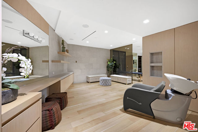 1731 Summitridge Drive, Beverly Hills CA: https://media.crmls.org/mediaz/272fb6e2-997f-4d9d-93df-2ea294d7e52c.jpg