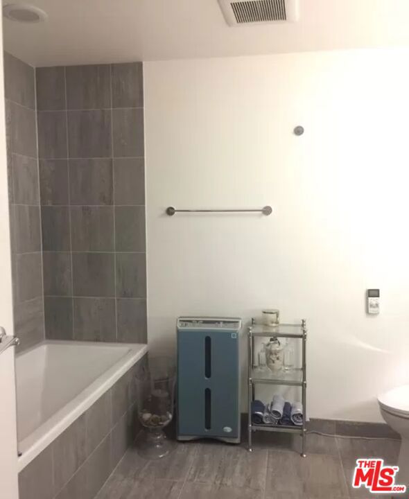 3785 Wilshire Boulevard, Los Angeles CA: https://media.crmls.org/mediaz/272fbb58-2222-46cc-a2e6-a14e8eb6a80f.jpg