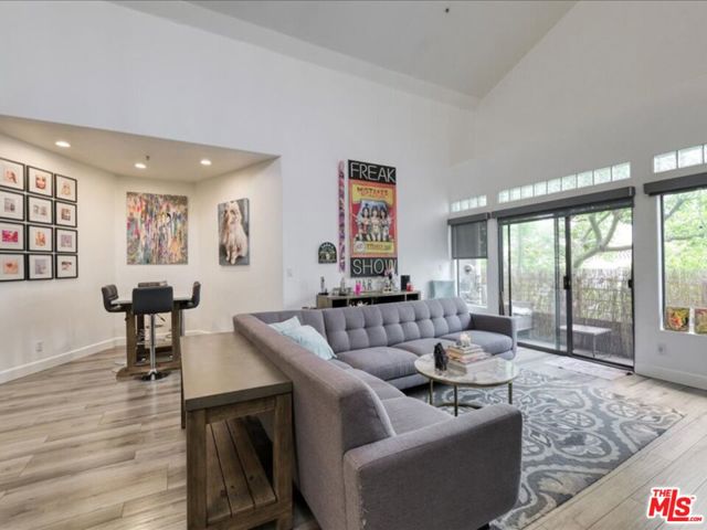 4477 Woodman Avenue, Sherman Oaks CA: https://media.crmls.org/mediaz/272fc80d-b10e-4b53-8288-83fcd2b35827.jpg