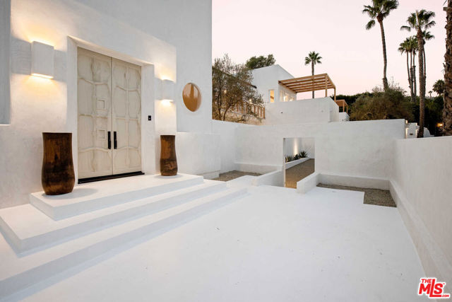 27405 Pacific Coast Highway, Malibu CA: https://media.crmls.org/mediaz/27317d9b-8ec2-4ec3-9ed1-e25351ecb8cc.jpg