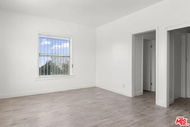 225 W Adams Boulevard, Los Angeles CA: https://media.crmls.org/mediaz/2731f42e-8739-405a-9054-03574b59bbc0.jpg