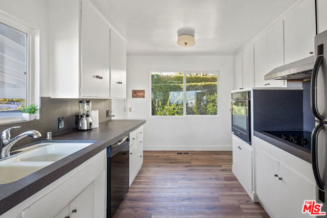 9432 Sierra Mar Place, Los Angeles CA: https://media.crmls.org/mediaz/2732a2f4-d453-49d0-bd9b-70225cfad49d.jpg