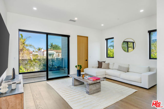347 N Alfred Street, Los Angeles CA: https://media.crmls.org/mediaz/2732c172-515e-44f1-9782-c2b2e094b9c7.jpg