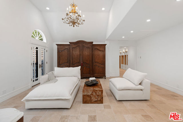 27931 Winding Way, Malibu CA: https://media.crmls.org/mediaz/27333558-b470-43f7-b8d6-23df29169962.jpg