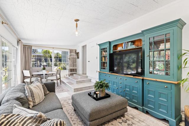 2061 Oakley Avenue, Menlo Park CA: https://media.crmls.org/mediaz/2734bb15-2c04-492c-be02-de3805a6909a.jpg