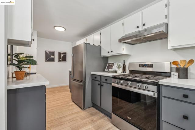 7069 Saroni Dr, Oakland CA: https://media.crmls.org/mediaz/27357cf1-309e-471e-bcb2-8be9e7d664ec.jpg