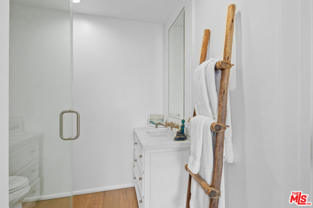 29500 Heathercliff Road, Malibu CA: https://media.crmls.org/mediaz/2735dc98-ca9e-478b-b79c-206a6faecb51.jpg