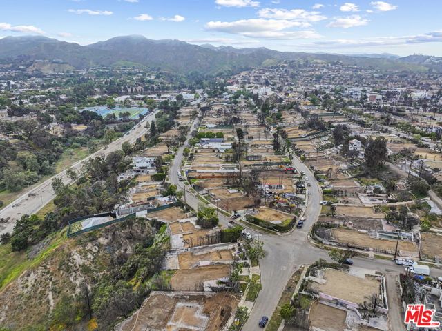595 Radcliffe Avenue, Pacific Palisades CA: https://media.crmls.org/mediaz/27371016-c698-4201-97ba-f0012dd28a5f.jpg