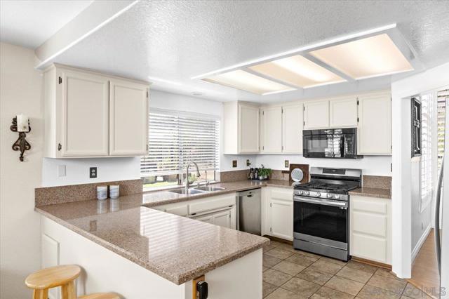 2208 Terracewood Ln, Escondido CA: https://media.crmls.org/mediaz/2737986c-1d58-4e38-8106-6370395ea667.jpg