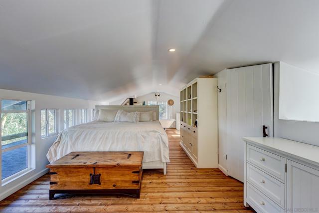 23898 Crown Hill Ln, Escondido CA: https://media.crmls.org/mediaz/273814dc-5d9c-410f-902e-54d9eb5f0c8b.jpg