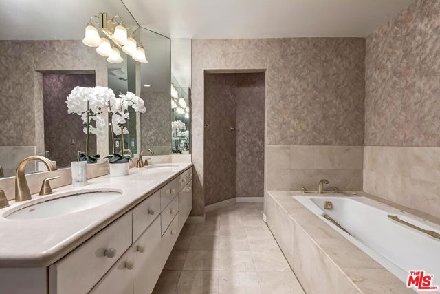 121 N Almont Drive, Beverly Hills CA: https://media.crmls.org/mediaz/27384bab-8425-4a4c-b8d9-6e781ec5d916.jpg