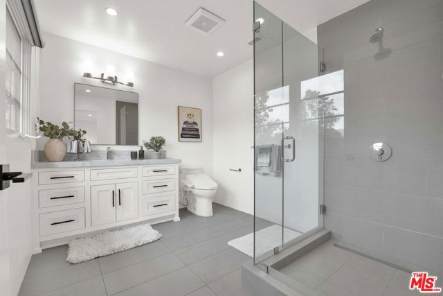 602 S Lucerne Boulevard, Los Angeles CA: https://media.crmls.org/mediaz/273877e6-4861-45d1-aa35-2870b85dfa34.jpg
