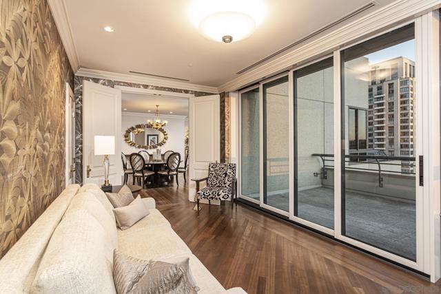 700 Front St, San Diego CA: https://media.crmls.org/mediaz/2738ef84-3efd-4756-b2a7-53b27ec78363.jpg