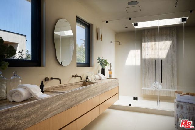 13221 Hesby Street, Sherman Oaks CA: https://media.crmls.org/mediaz/273b10e3-ecff-4f49-b644-2b2b958e1216.jpg