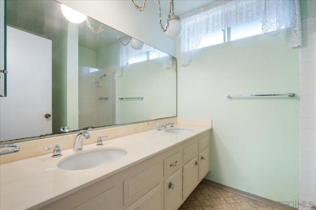 13334 Barbados Way, Del Mar CA: https://media.crmls.org/mediaz/273ba869-7854-4fb6-bb90-6e5d80f7188f.jpg