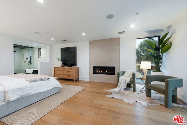 126 Thornton Place, Venice CA: https://media.crmls.org/mediaz/273c3d95-e91a-44c0-947c-08c8c2f9588e.jpg