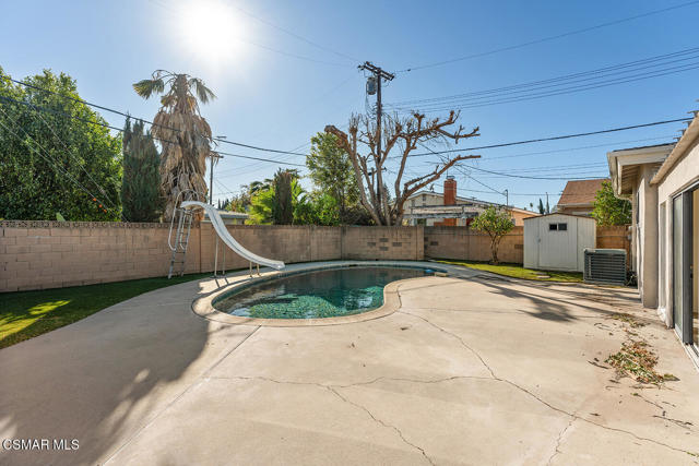 19844 Hemmingway Street, Winnetka CA: https://media.crmls.org/mediaz/273c44d3-4baf-41bd-ad84-ae0e86b2f75d.jpg