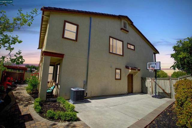 1186 Waverly Cir, Hercules CA: https://media.crmls.org/mediaz/273d9ad0-805e-4502-a31a-ad6f8791521c.jpg