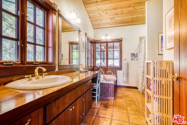 20799 Highway 128, Yorkville CA: https://media.crmls.org/mediaz/273dff59-e510-4864-b80a-50f3c6806ced.jpg