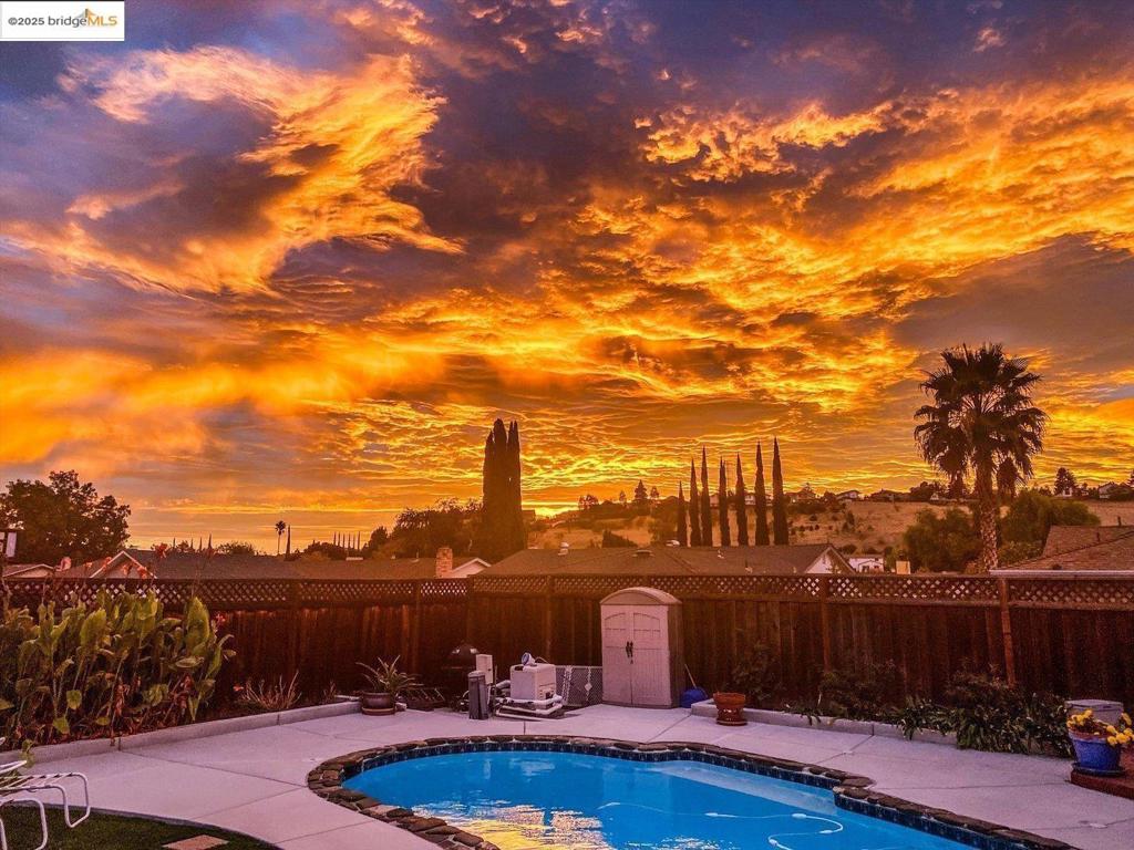 https://media.crmls.org/mediaz/273e6352-f64d-49cc-b337-879de27eda1f.jpg?preset=X-Large