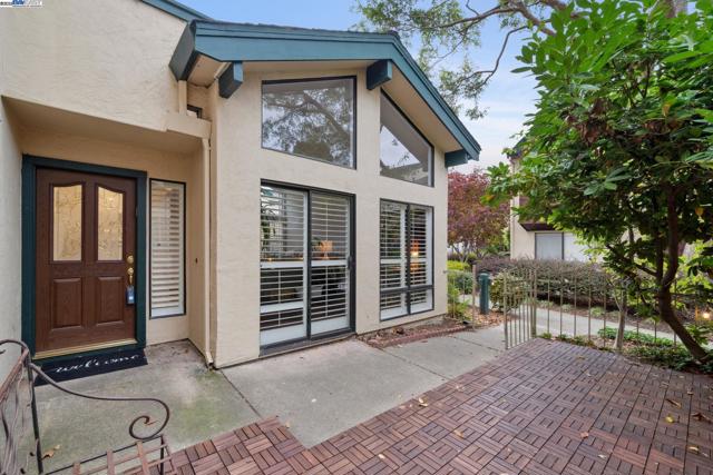 510 Lagunaria Lane, Alameda CA: https://media.crmls.org/mediaz/273e8ee5-e310-4eb5-b644-ce2eec159743.jpg