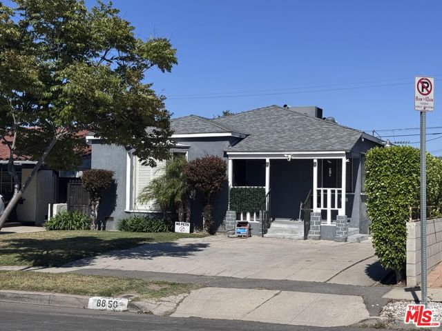 8850 S Wilton Place, Los Angeles CA: https://media.crmls.org/mediaz/273e9954-3d5f-4b7c-979c-7018b3aa92c8.jpg