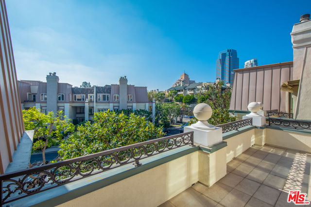 10100 Empyrean Way, Los Angeles CA: https://media.crmls.org/mediaz/273ef77a-e1ce-483f-8438-575e7c1cb182.jpg