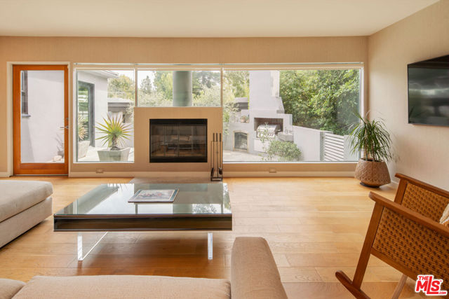7640 Woodrow Wilson Drive, Los Angeles CA: https://media.crmls.org/mediaz/273f8dde-9627-4681-b4ed-7310e867aed8.jpg