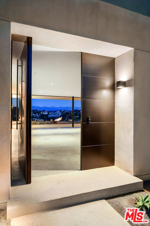 1448 STRADELLA Road, Los Angeles CA: https://media.crmls.org/mediaz/2740f854-dfa5-4a66-acc7-fc1906ed94d5.jpg