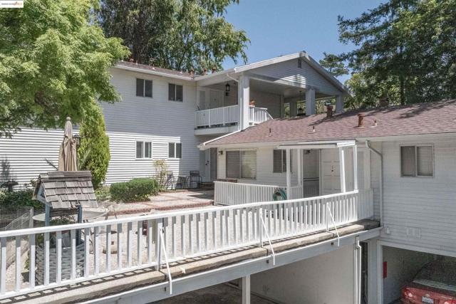 2044 Ascot Dr, Moraga CA: https://media.crmls.org/mediaz/2741a2e7-1b1b-496e-97ae-d456d42abeb0.jpg