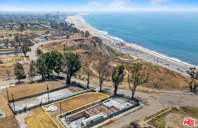 15419 Via De Las Olas, Pacific Palisades CA: https://media.crmls.org/mediaz/2741fa48-a23c-4429-97a4-a228fd2d2578.jpg