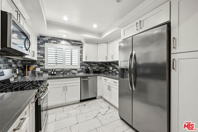 13412 Burbank Boulevard, Sherman Oaks CA: https://media.crmls.org/mediaz/2742e589-0ef1-4924-a9ad-54c60eb2e302.jpg