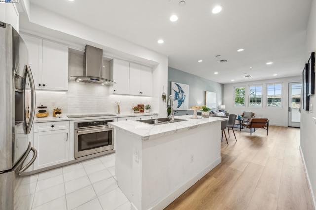 2110 Clement Ave, Alameda CA: https://media.crmls.org/mediaz/2745b320-2f16-4d4c-81c3-aa34d58d97fa.jpg