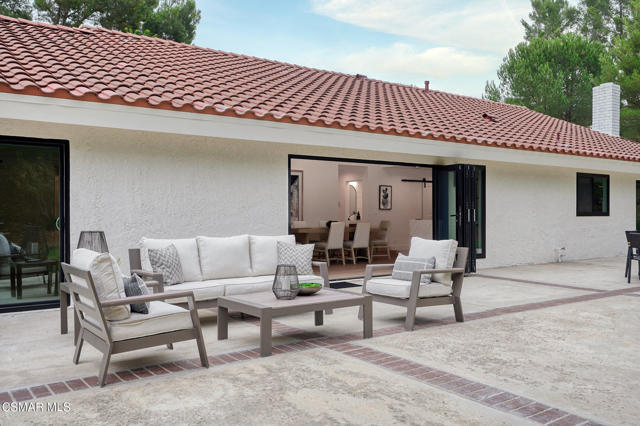 674 Lautrec Court, Thousand Oaks CA: https://media.crmls.org/mediaz/2745bebe-a22c-4226-b6e1-5f664f691458.jpg