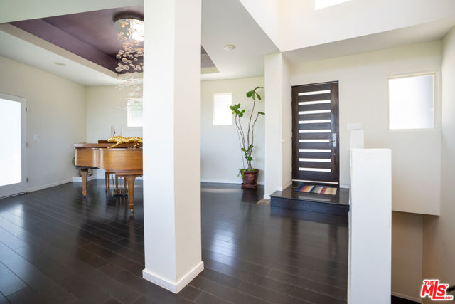 3865 Buena Park Drive, Studio City CA: https://media.crmls.org/mediaz/274644b6-b519-4800-8664-dd4689a2c9b8.jpg