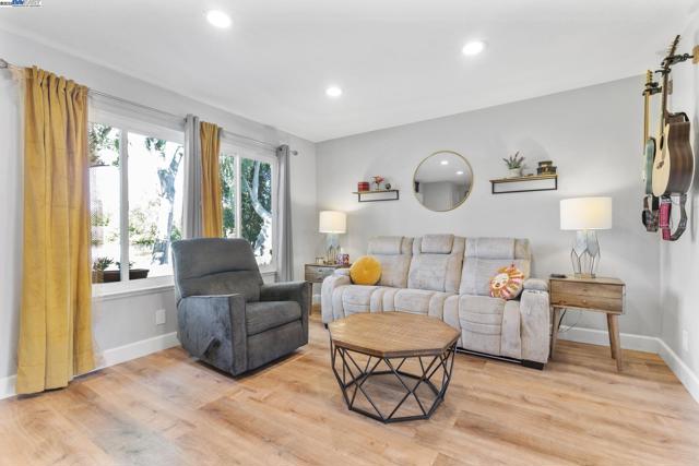 1479 Spring Valley Cmn, Livermore CA: https://media.crmls.org/mediaz/2746604d-49d4-498e-996b-f7fb1cf5061b.jpg