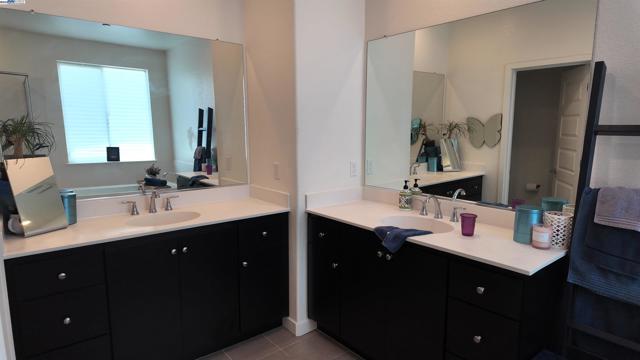 17516 Gemini Ct, Lathrop CA: https://media.crmls.org/mediaz/2746f786-8a72-4c50-a1c0-5a97bf88662d.jpg