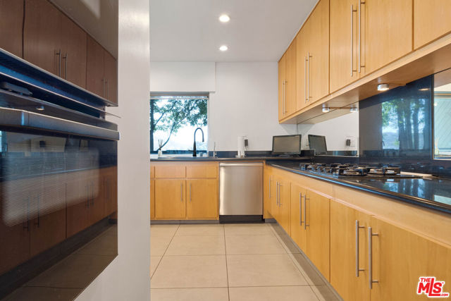 2753 Nichols Canyon Road, Los Angeles CA: https://media.crmls.org/mediaz/27478dc9-266a-43bb-887f-c39f2c03afa3.jpg