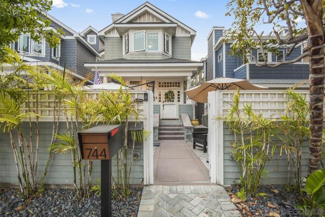 744 G Ave, Coronado CA: https://media.crmls.org/mediaz/2747cbc8-1415-489f-be05-40776ef255a6.jpg