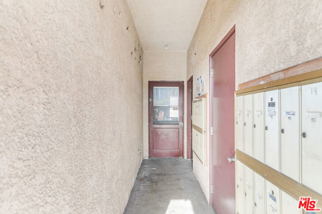 313 Mildred Avenue, Venice CA: https://media.crmls.org/mediaz/2748fe98-cdee-4c4a-9b33-755eb521e4b3.jpg