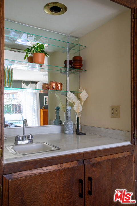 4748 Round Top Drive, Los Angeles CA: https://media.crmls.org/mediaz/27499109-85a6-4ec9-8182-17c91504222f.jpg