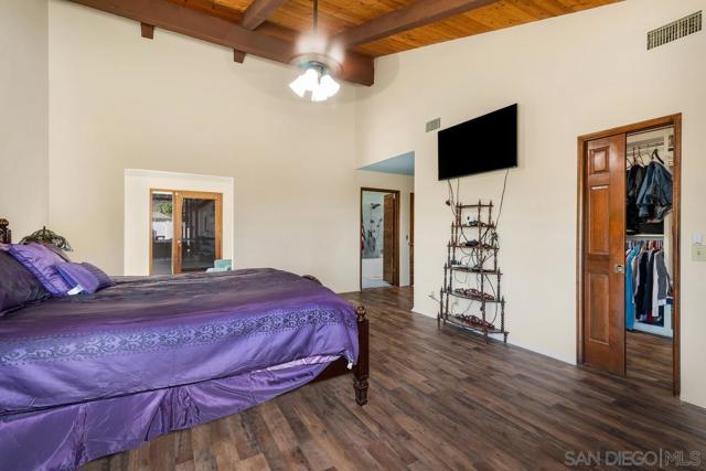 25980 Forest Dr, Escondido CA: https://media.crmls.org/mediaz/27499584-2b44-4e01-8bab-7d7d5e4f81a6.jpg