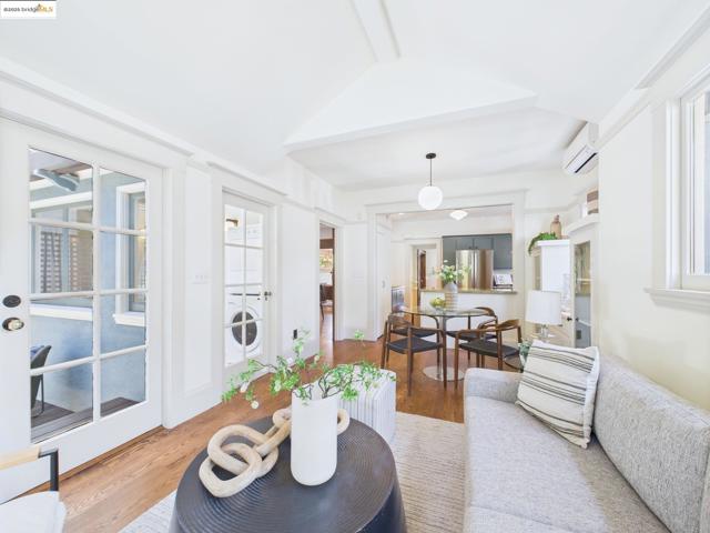 5920 Ivanhoe Rd, Oakland CA: https://media.crmls.org/mediaz/2749cf50-2fc7-476a-b07f-c808ad1512e3.jpg
